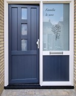 Raamfolie voordeur sierlijke roos met naam  